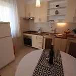 Vintage Nur 175 Meter Zum Mit Meerblick, Privatparkplatz, Klima Apartmán Jadranovo
